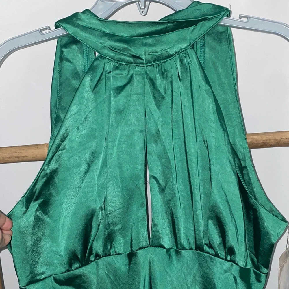 Elegant Green Sleeveless Dress - Picture 2 of 8